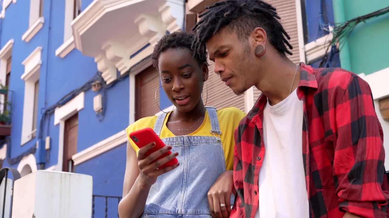两个非裔美国朋友在玩电话视频下载