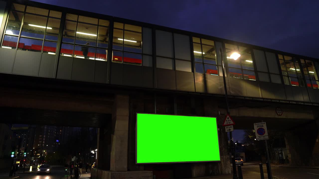 大桥上火车站站台下面的彩色钥匙广告牌视频下载