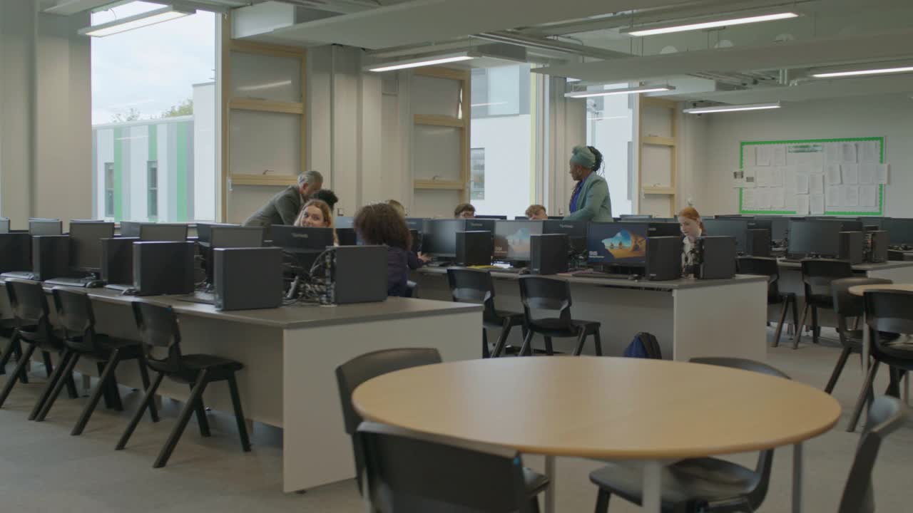 在学校计算机实验室工作的英国学生和教师视频素材