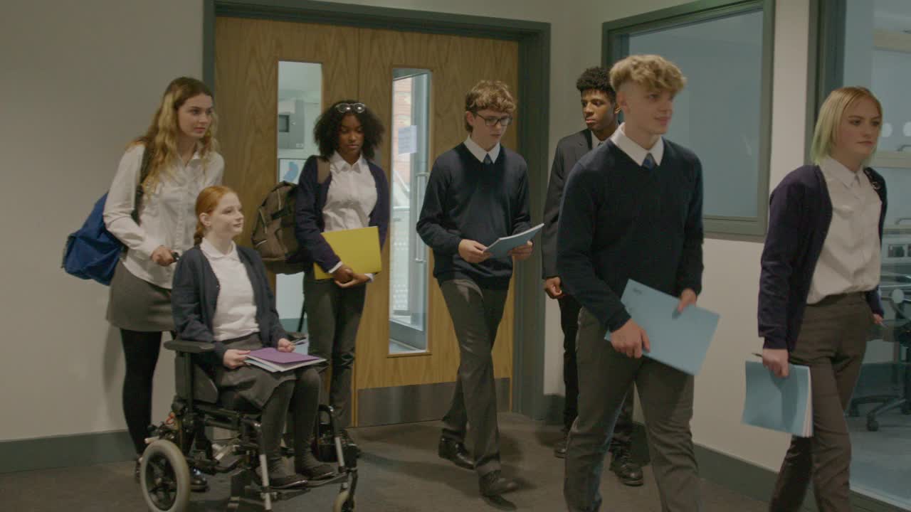 英国青少年穿过中学走廊视频素材