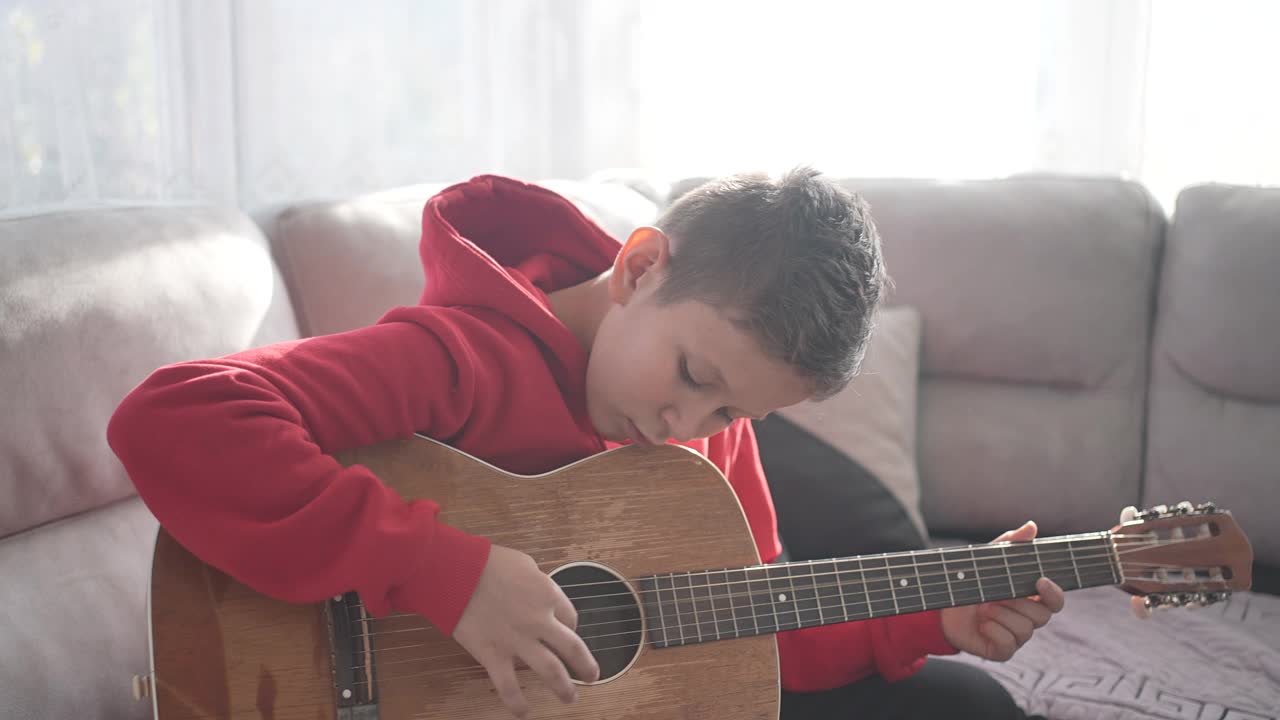 学习弹吉他的小男孩视频下载