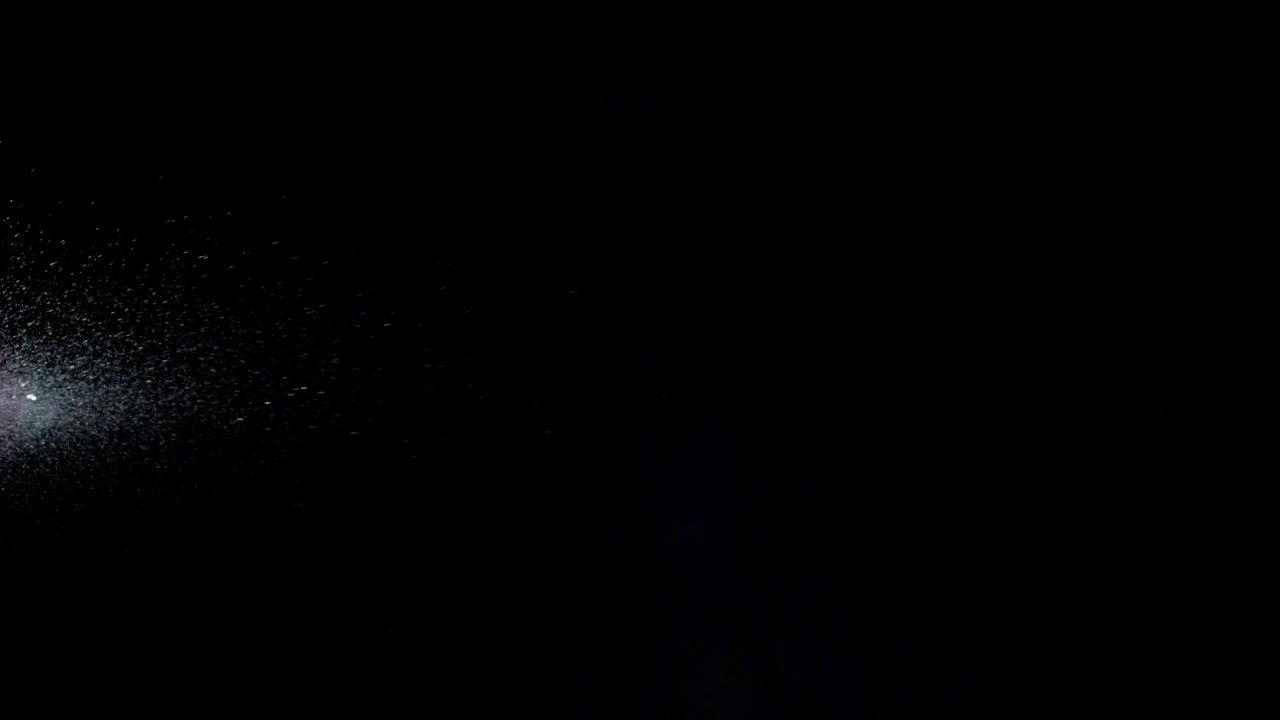 近距离和缓慢运动的星云纹理形成与水滴漂浮在空气中的黑色背景视频下载