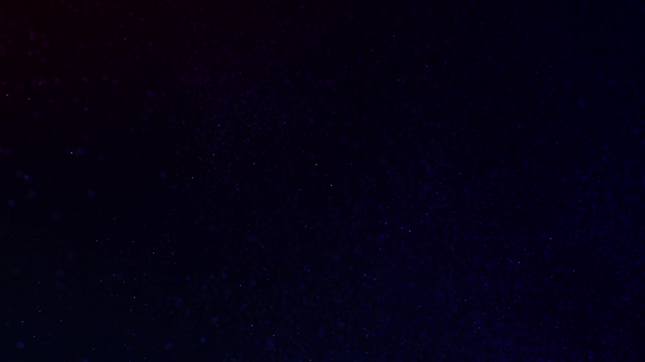 近距离和缓慢运动的紫蓝色星云纹理形成的水从右上角与水滴流动和漂浮在空气中的黑色背景视频下载