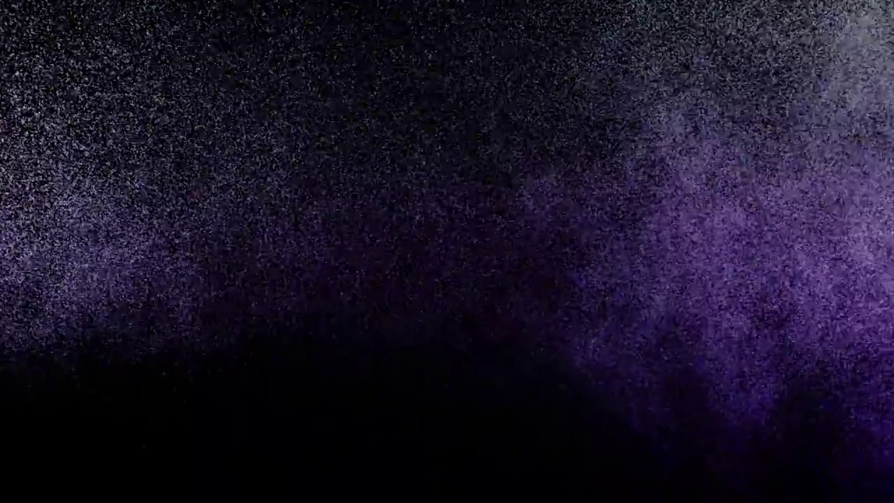 两个加压的紫色水雾与水滴在空气中漂浮并在黑色背景上形成星云纹理的碰撞的近距离和慢动作视频下载