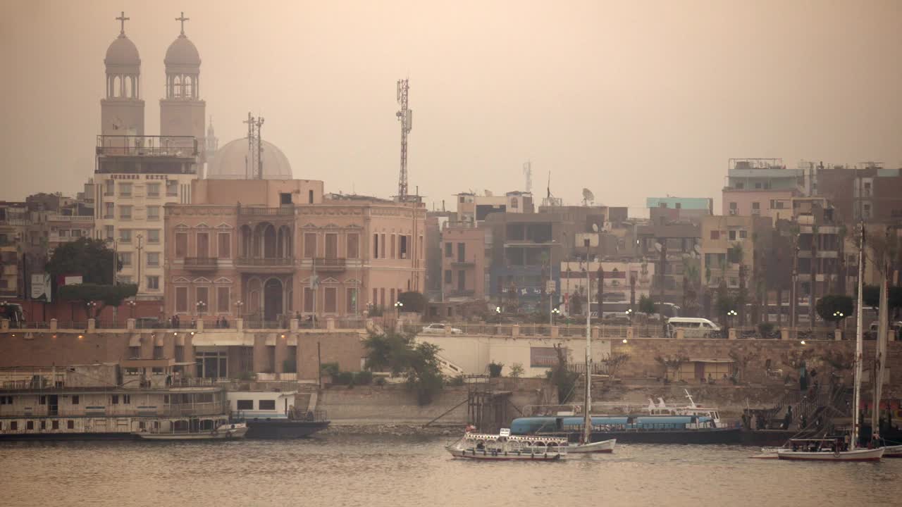 卢克索尼罗河上的阿拉伯小帆船视频下载