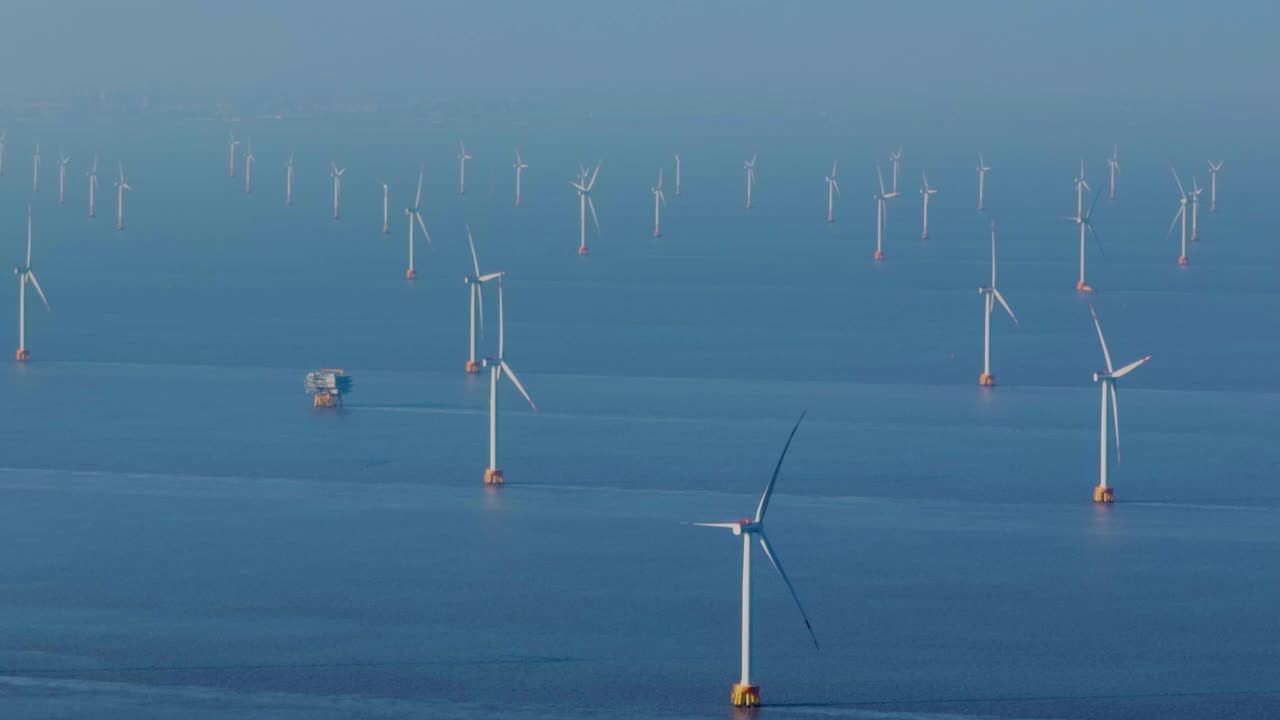 中国东海风力涡轮机的高角度视图，距上海20公里视频素材
