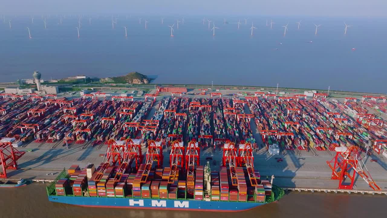 现代化的上海洋山深水集装箱港和海上大型风力涡轮机农场视频素材