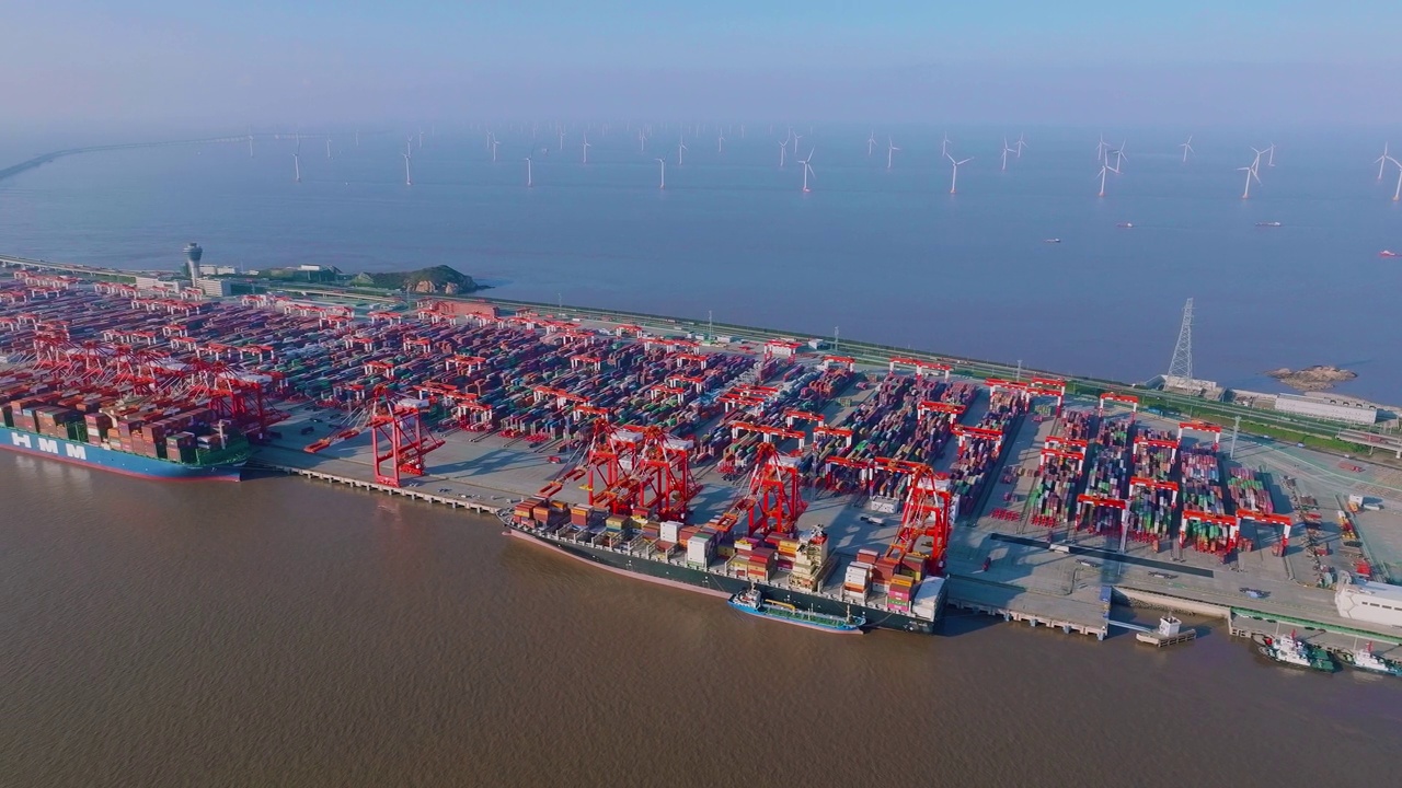 现代化的上海洋山深水集装箱码头和大型海上风力发电场视频素材
