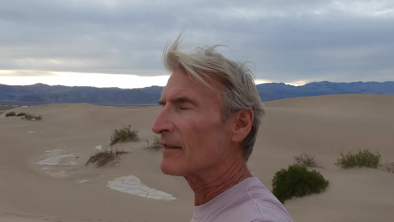 人行走在沙漠沙丘的POV视频下载