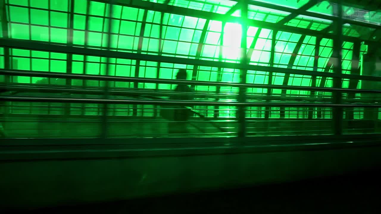 从火车窗口眺望乘客和终点站站台视频素材