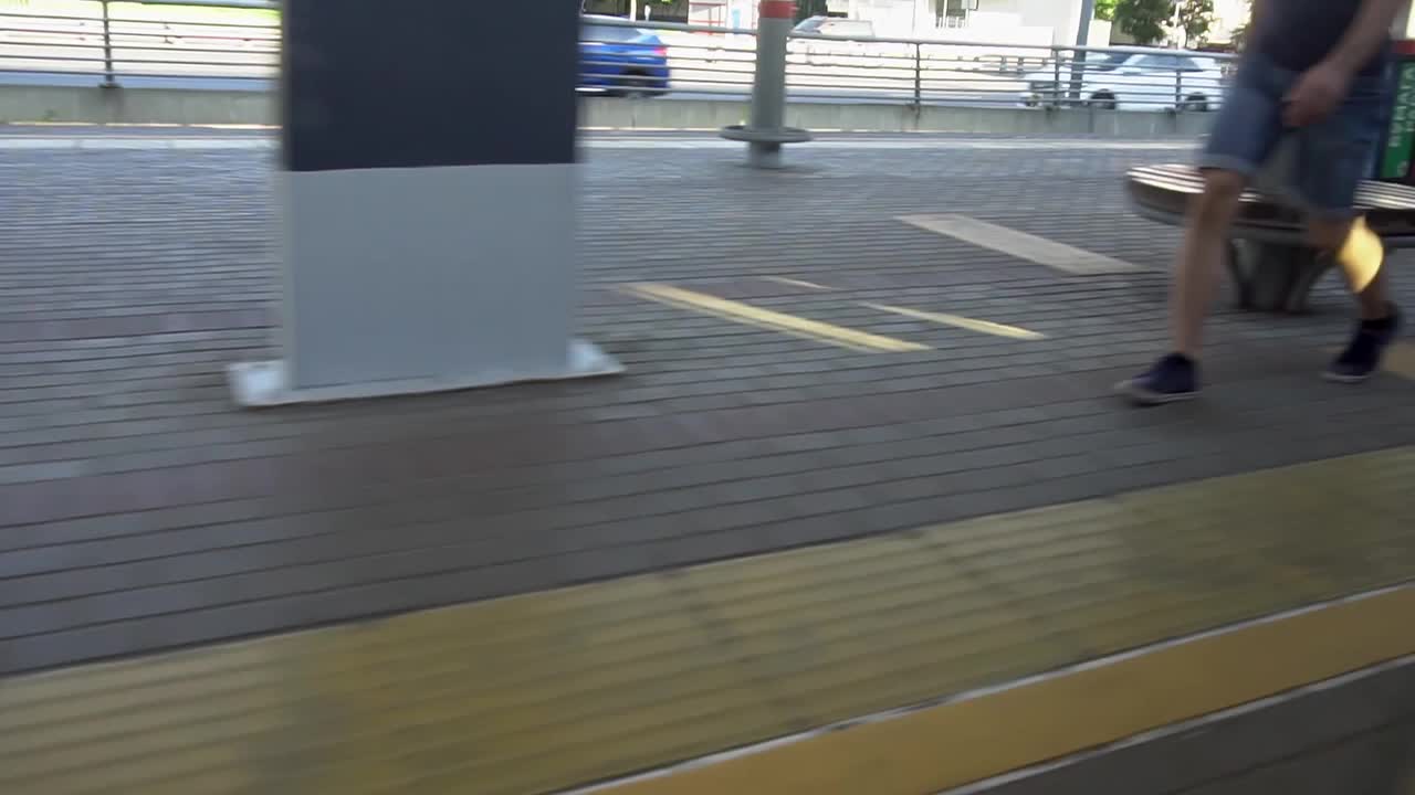 从火车窗口眺望乘客和终点站站台视频素材