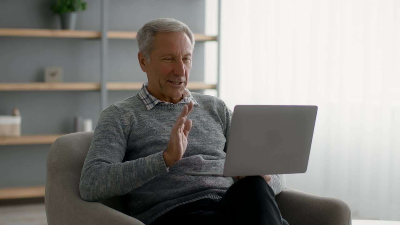 快乐的老年人使用笔记本电脑在家与家人视频通话视频下载