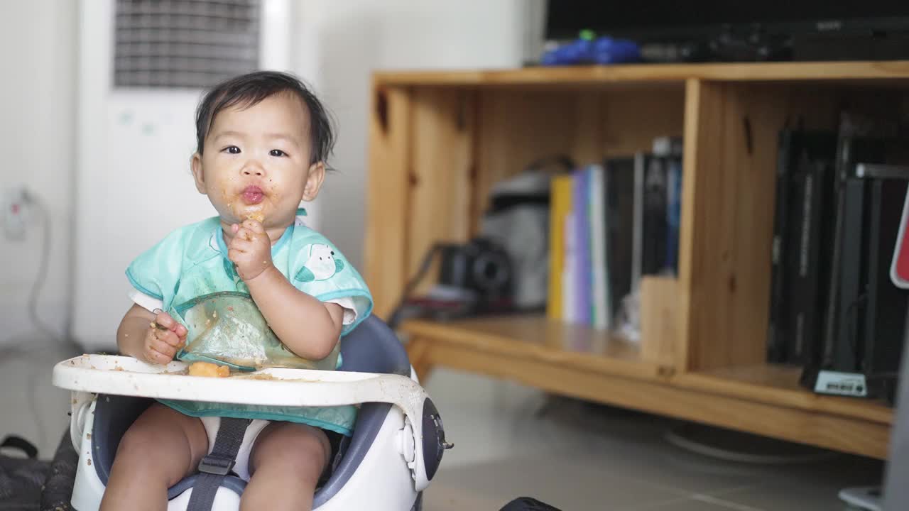 亚洲婴儿快乐饮食抓咬和BLW(婴儿引导断奶)视频下载