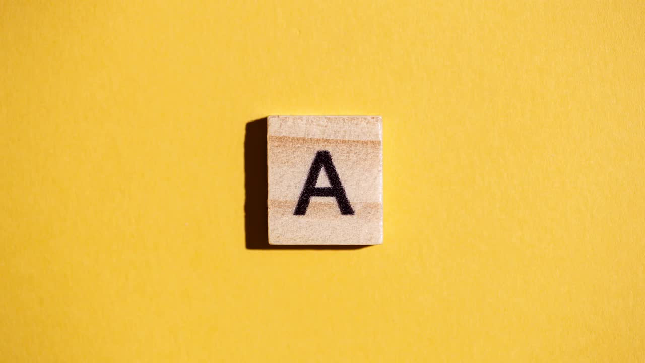 字母abc背景。黄色的黑板上生动的英文字母。为小学生准备的儿童教育课程视频下载