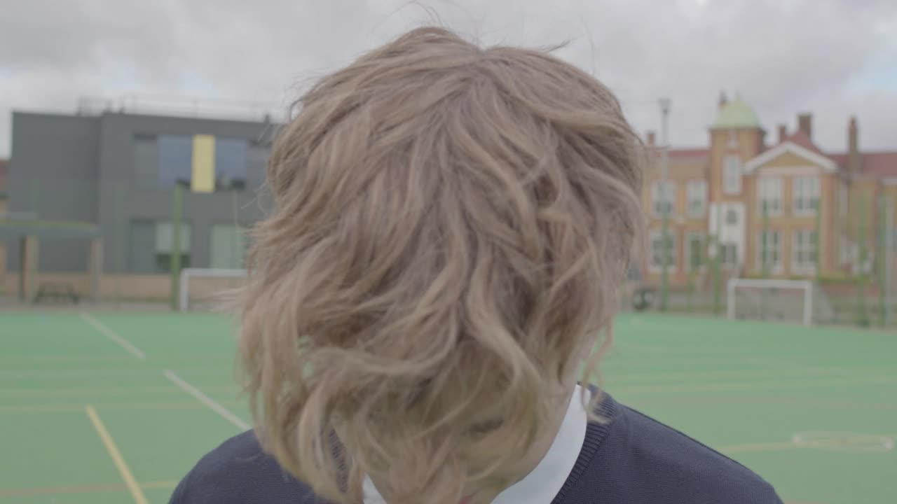 英国中学金发少年的特写镜头视频下载