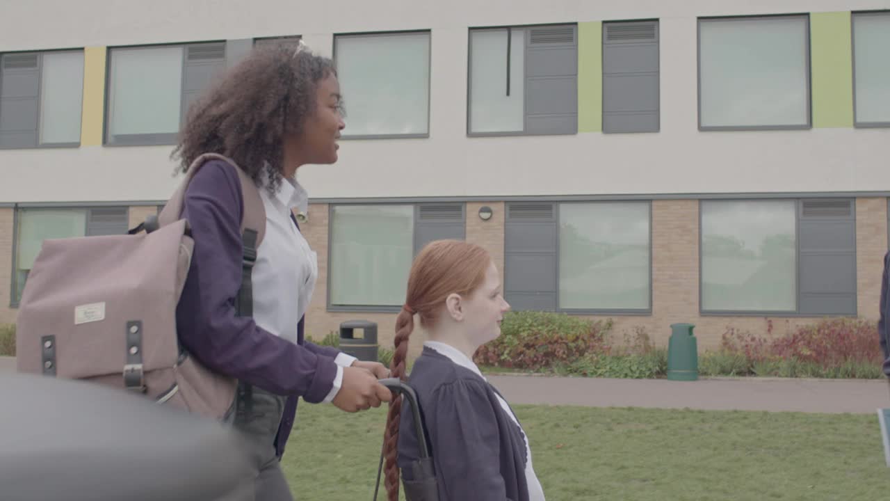 英国青少年在校园里步行和骑车视频下载