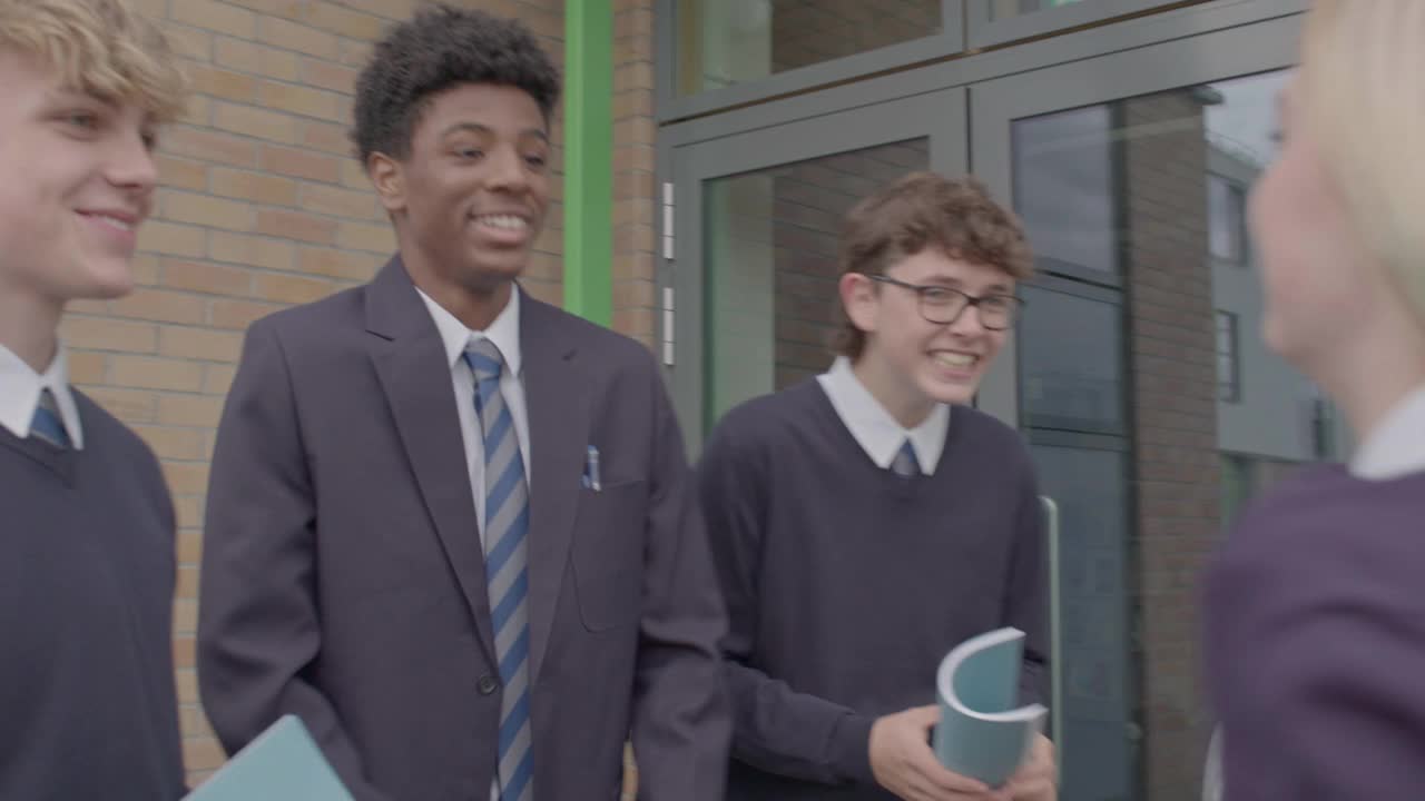 十几岁的同学穿着校服谈笑风生视频素材