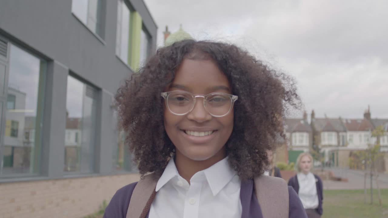 校园特写镜头，十几岁的女孩戴着眼镜，穿着制服视频下载