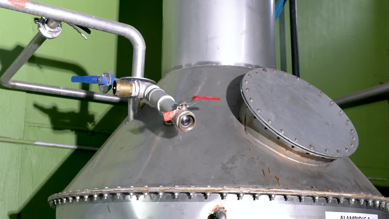 不锈钢蒸馏器用于龙舌兰酒的蒸馏管道生产视频下载