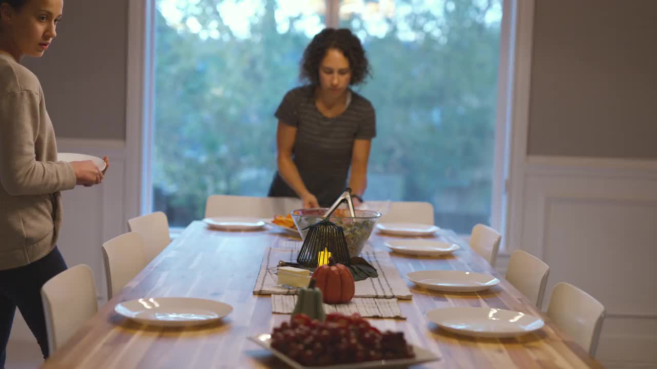 一家人准备感恩节晚餐视频素材