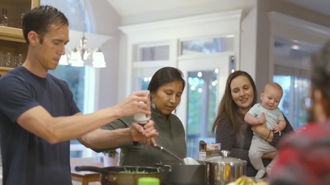 多民族的成年朋友在厨房准备感恩节晚餐视频下载