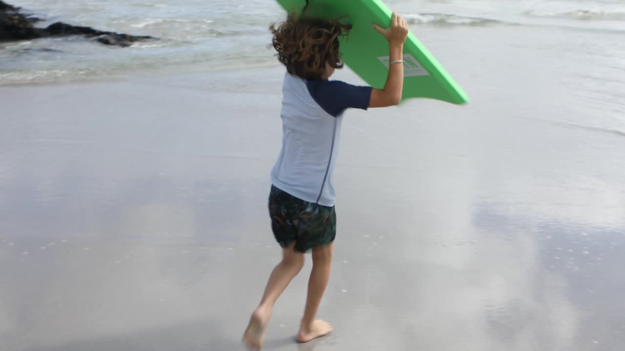 一个年轻的男孩，在格罗托海滩，赫尔马努斯，州视频下载