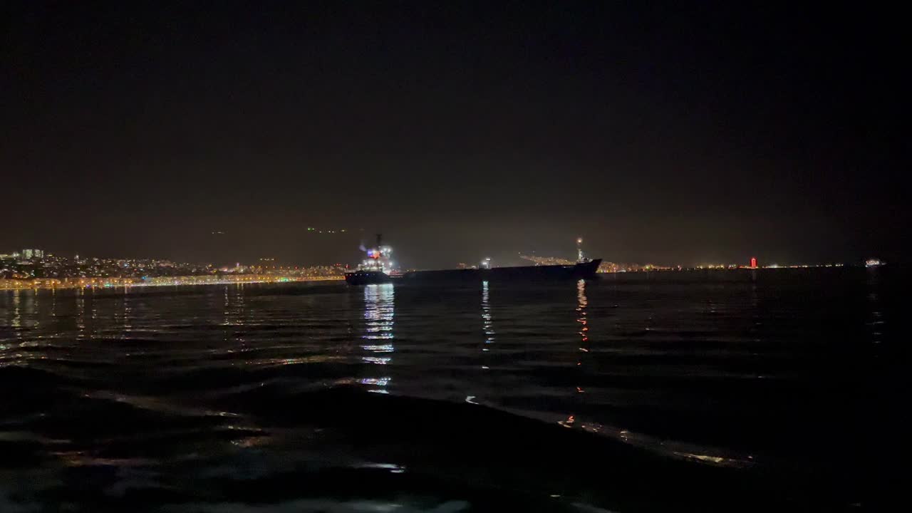 从海上俯瞰城市的夜景视频素材