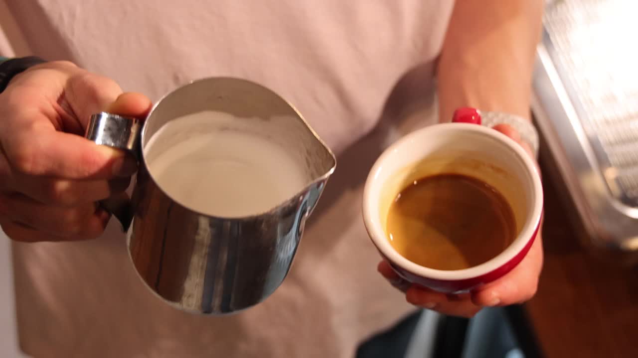 咖啡师制作拿铁艺术咖啡视频下载