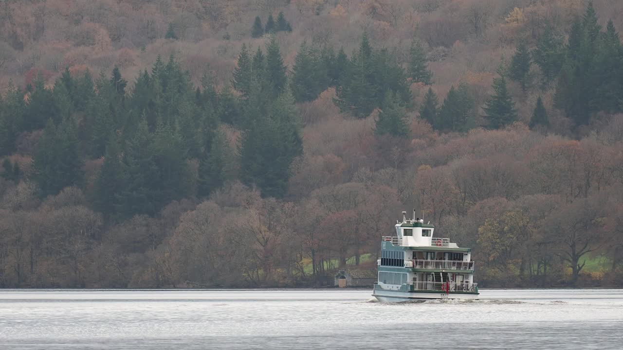 一艘游船在温德米尔湖，湖区，英国。视频下载