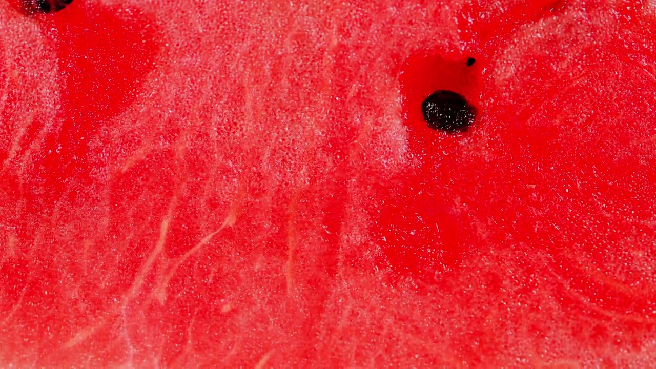 成熟的西瓜莓片。多汁美味的甜点，健康饮食。微距镜头视频素材
