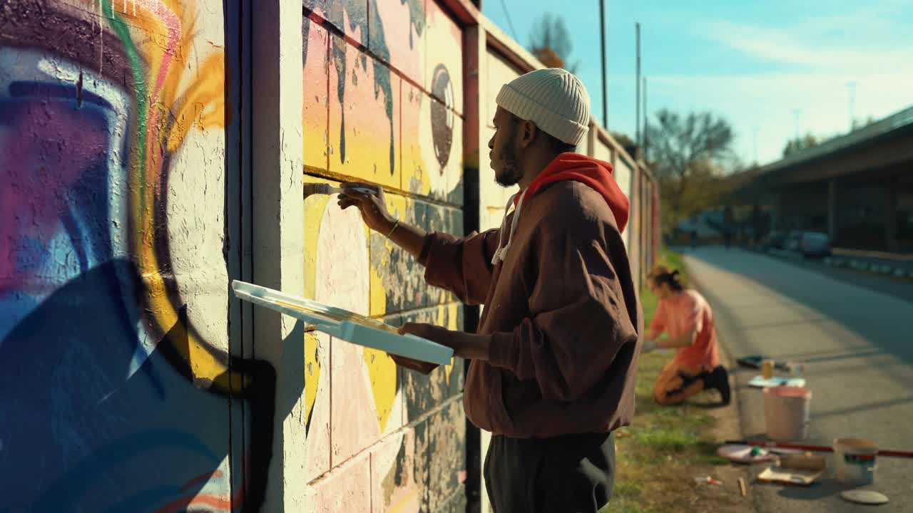 街头艺术家在墙上涂鸦。视频素材