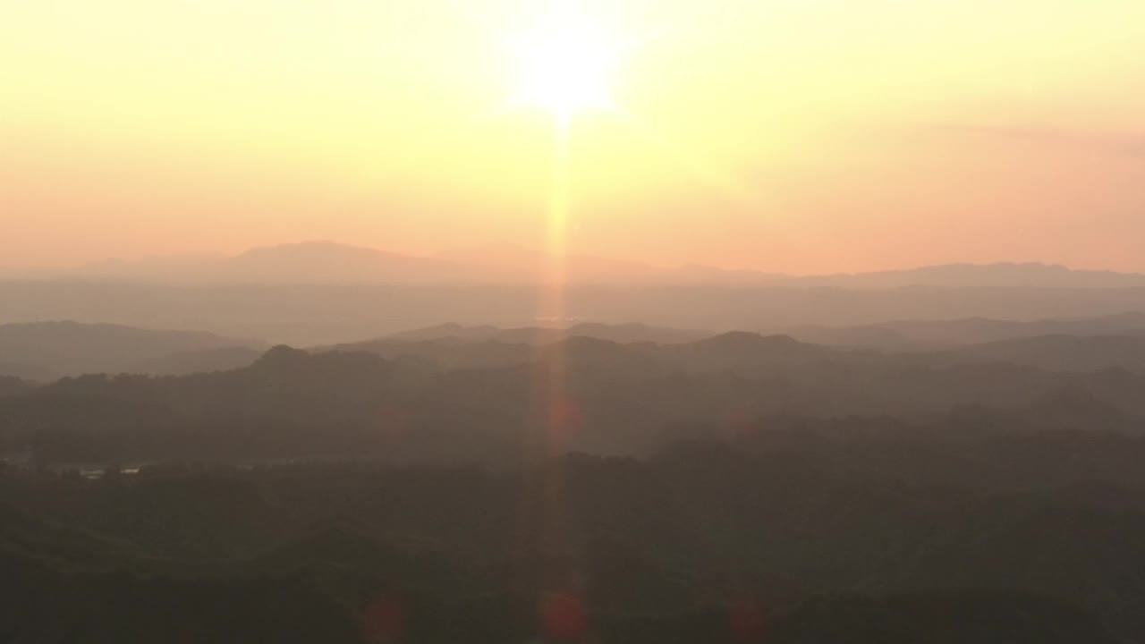 AERIAL, Sunset Over Mountains，日本视频下载