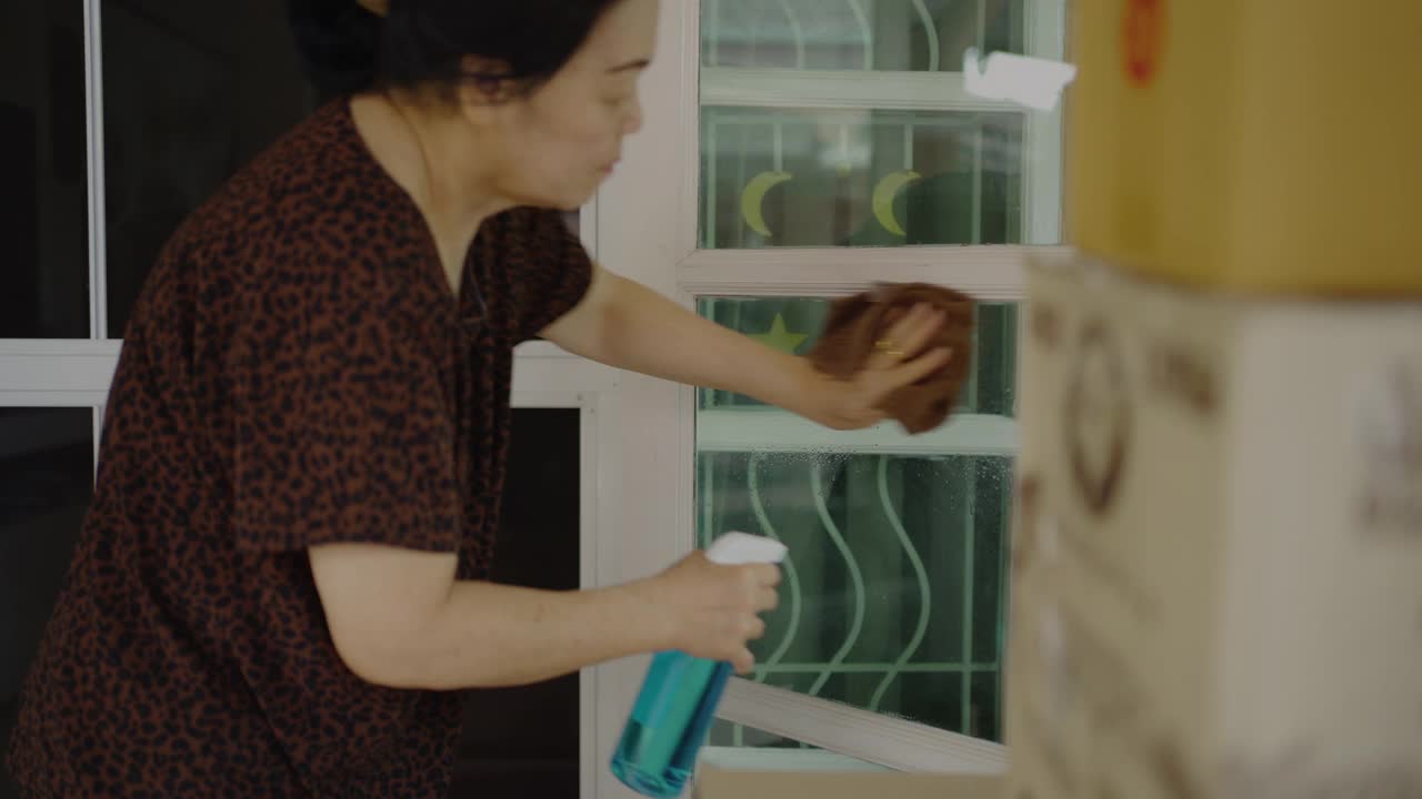 从事清洁工作的亚洲高级妇女。视频下载