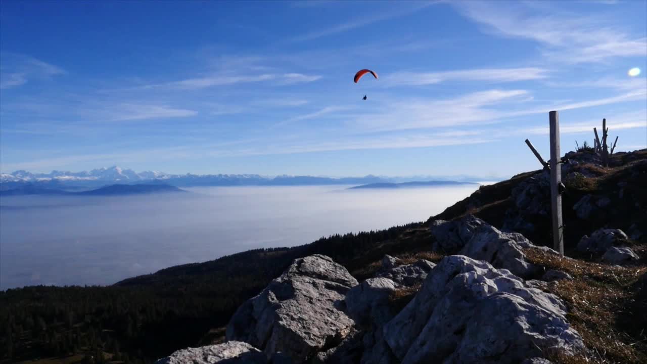 夏天，滑翔伞在山前翱翔视频下载