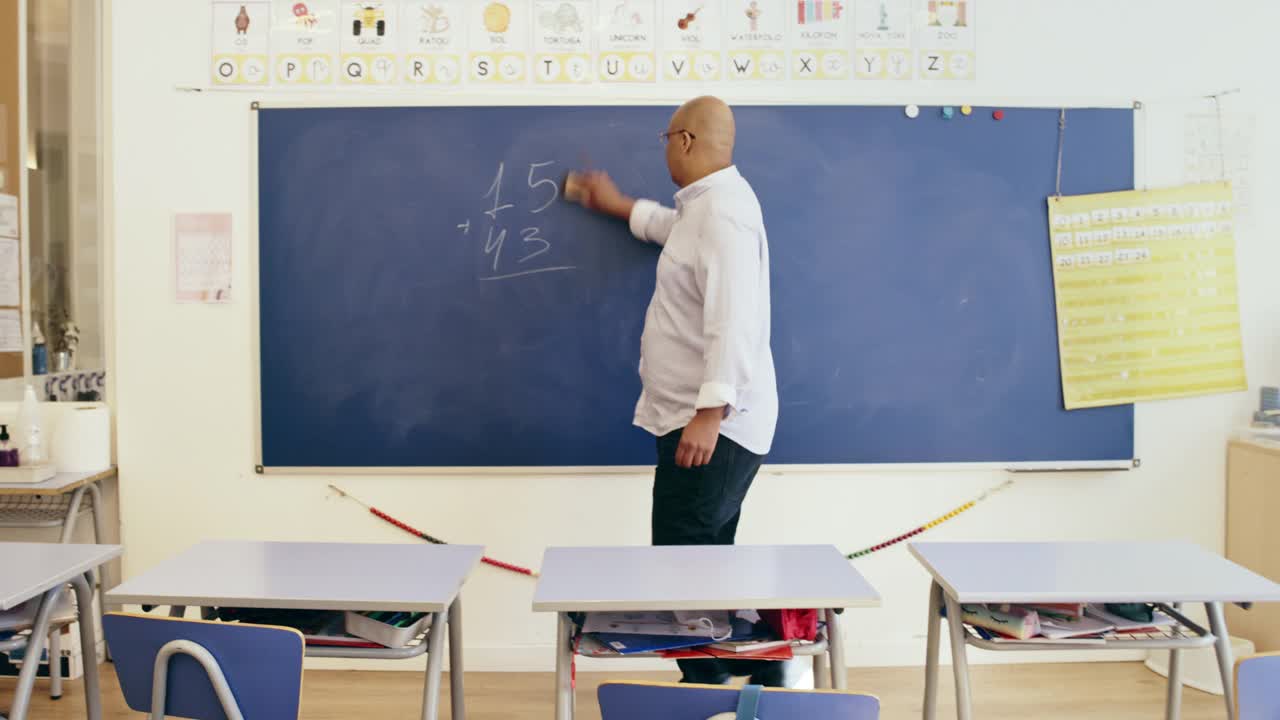 男老师在小学教室擦黑板视频素材