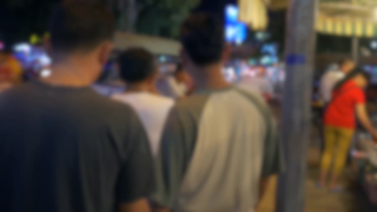 在柬埔寨暹粒的酒吧街，一群模糊的游客视频下载