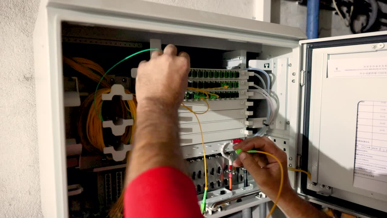 现场工作人员，维修和连接用于互联网的光缆视频下载
