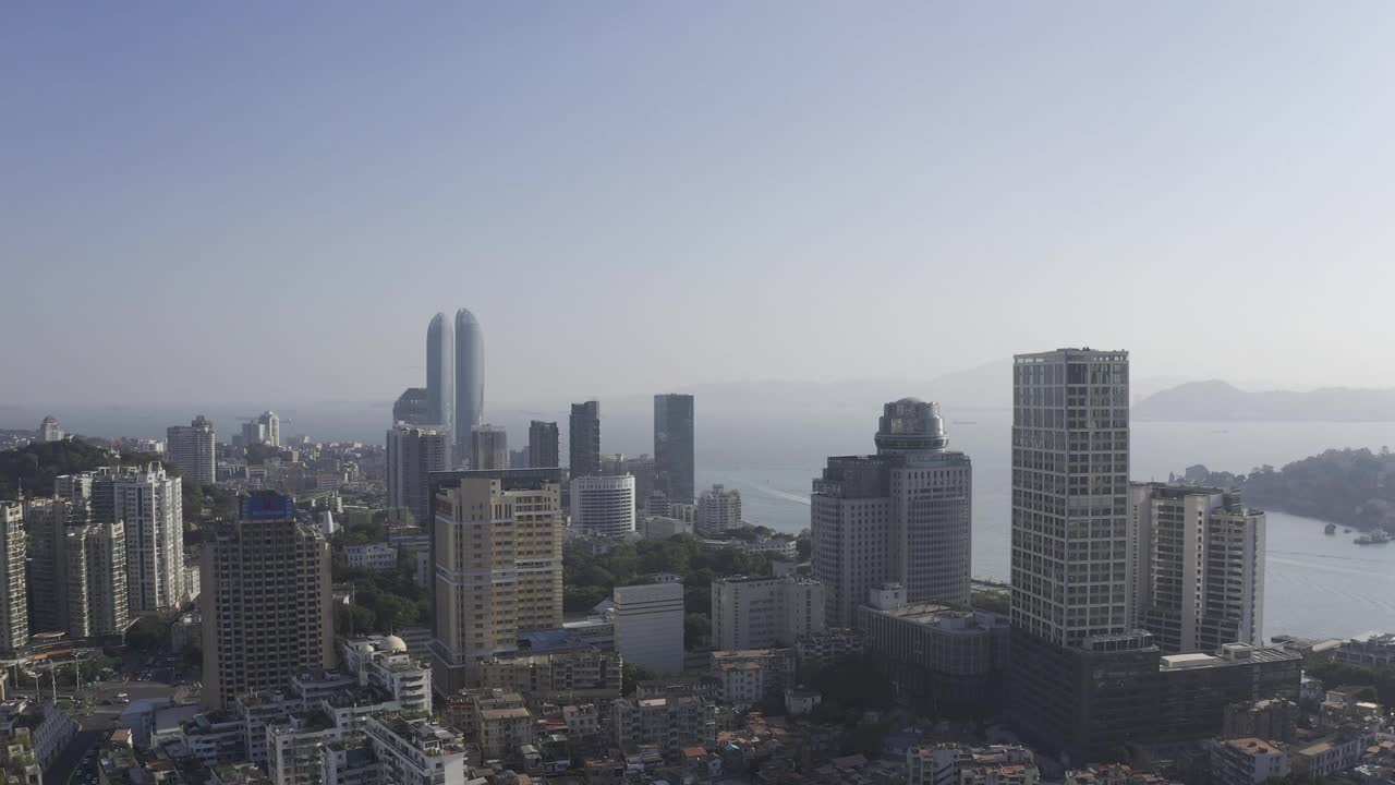密集的城市建筑和城市天际线的航空摄影视频下载