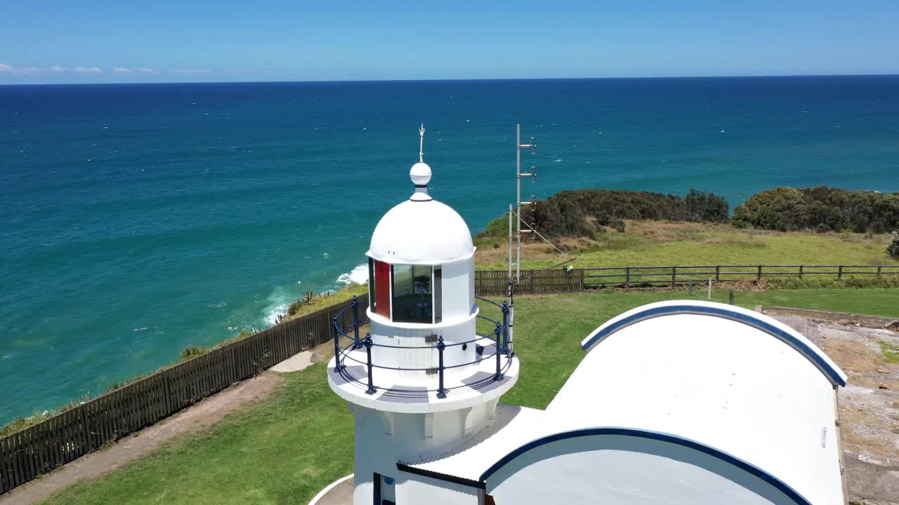环绕澳大利亚新南威尔士州克劳蒂灯塔的鸟瞰图。视频素材