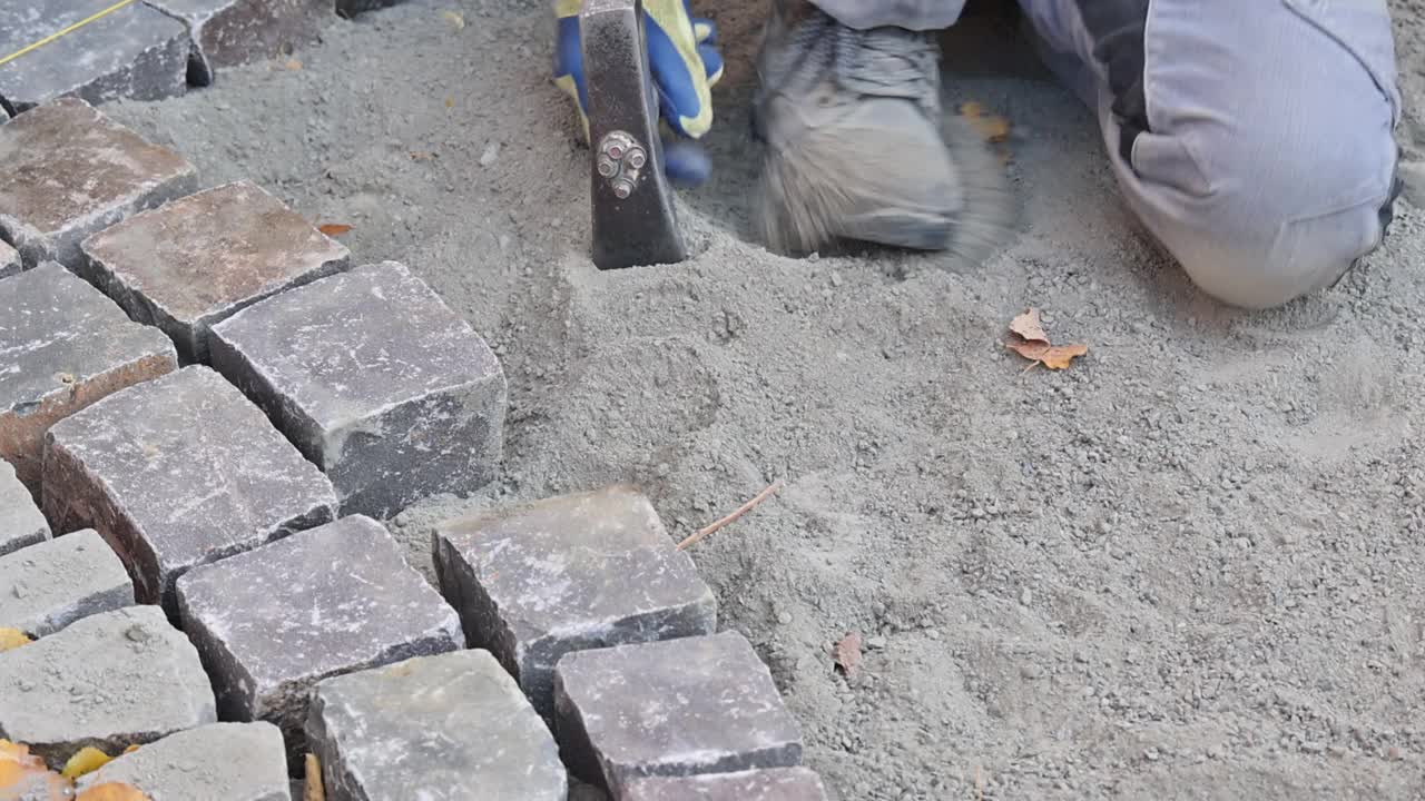 筑路工人用石头和锤子筑路施工铺设石头视频素材