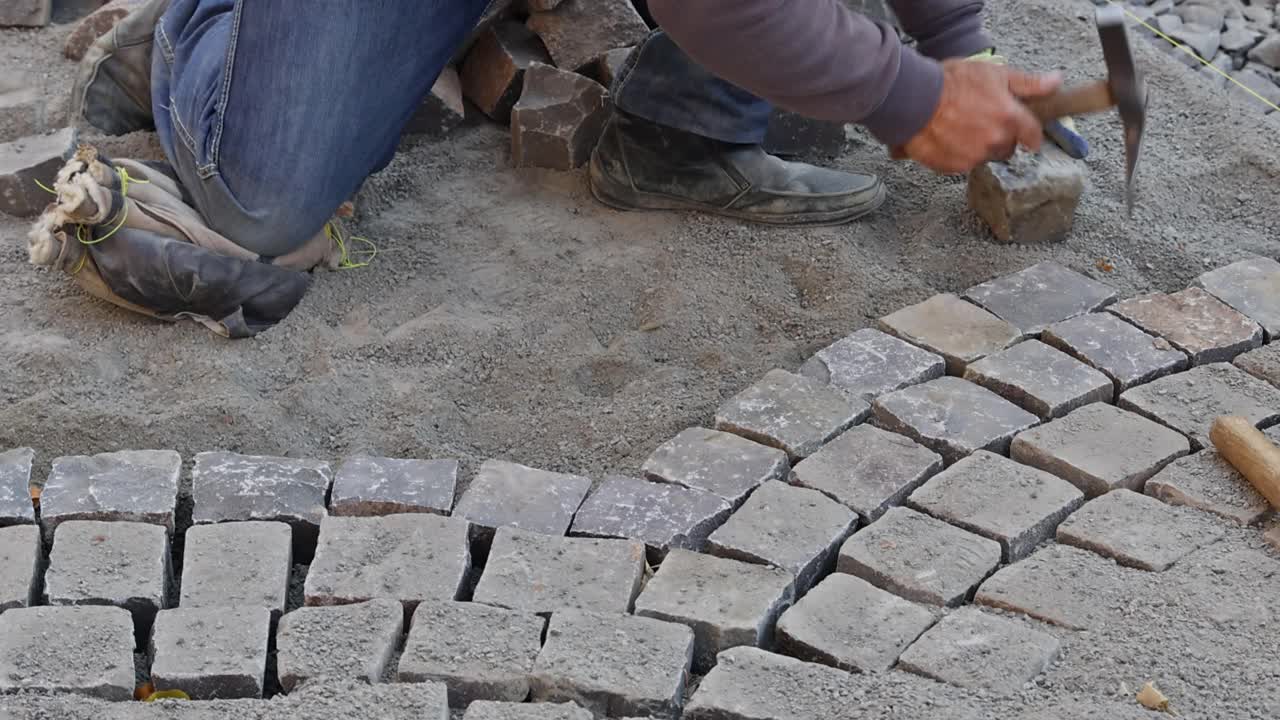 在砂基上安装铺石花岗岩立方体视频素材