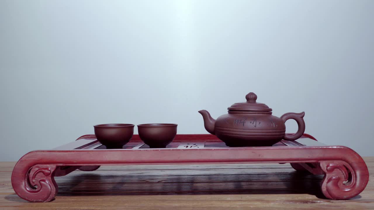 年轻人用茶壶喝茶视频下载