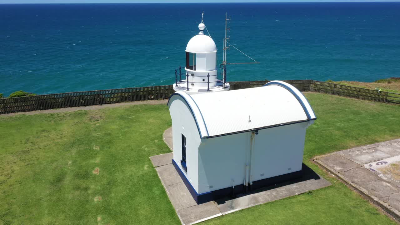 环绕澳大利亚新南威尔士州克劳蒂灯塔的鸟瞰图。视频素材