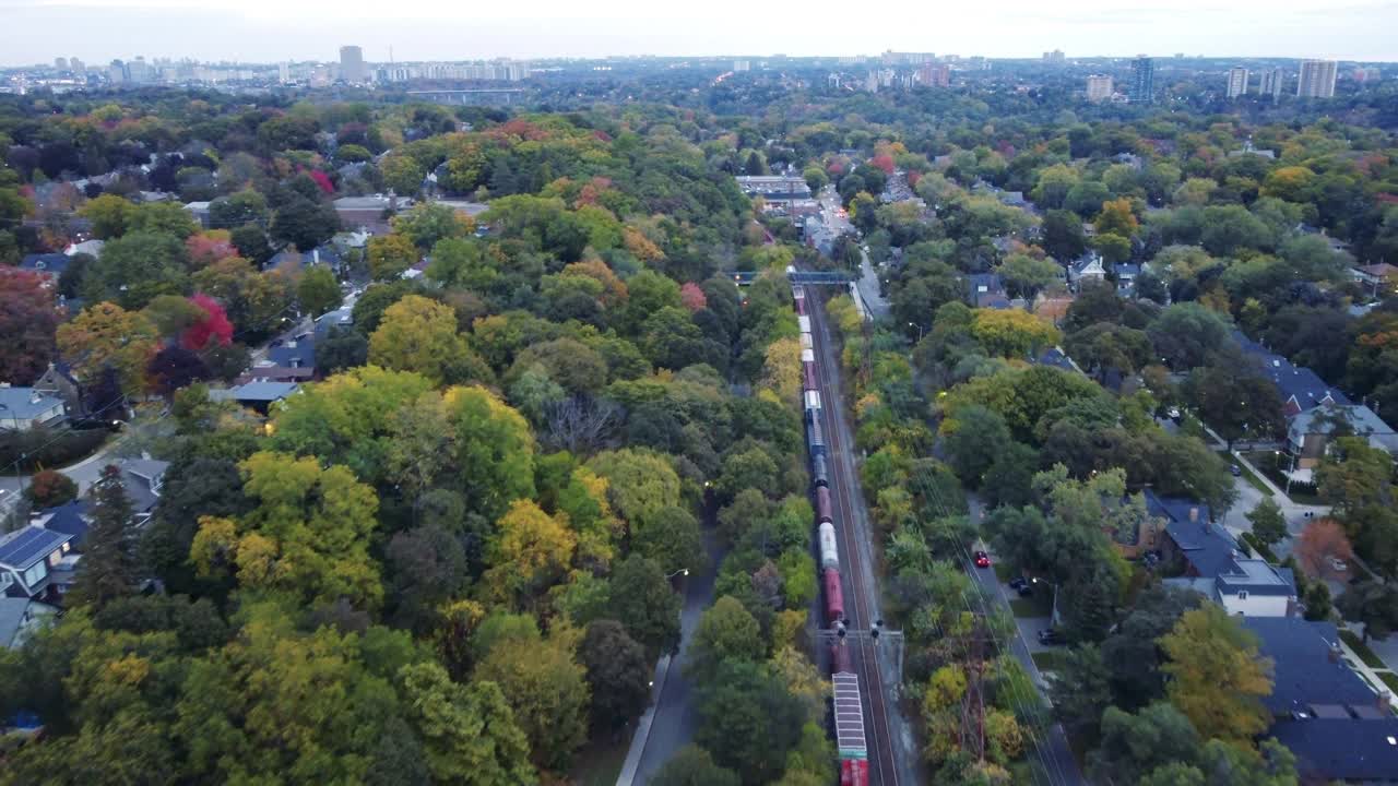 鸟瞰图经过多伦多市中心的加拿大火车视频下载