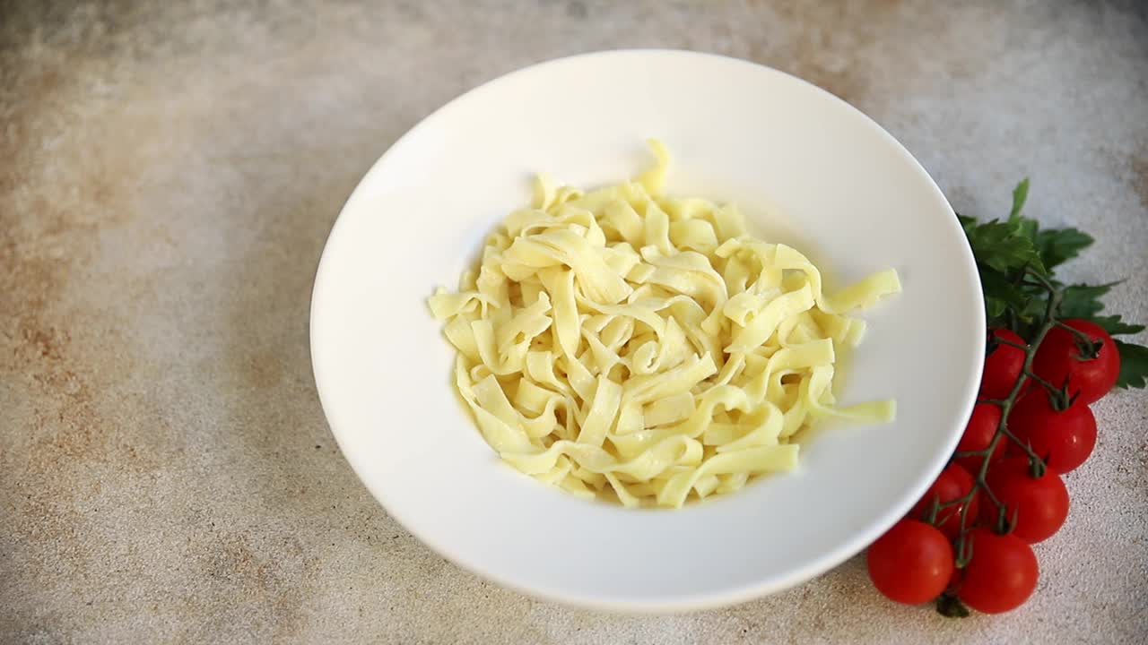 桌上的盘子里的意大利面意大利食物餐桌上的小吃复制空间食物背景质朴视频素材