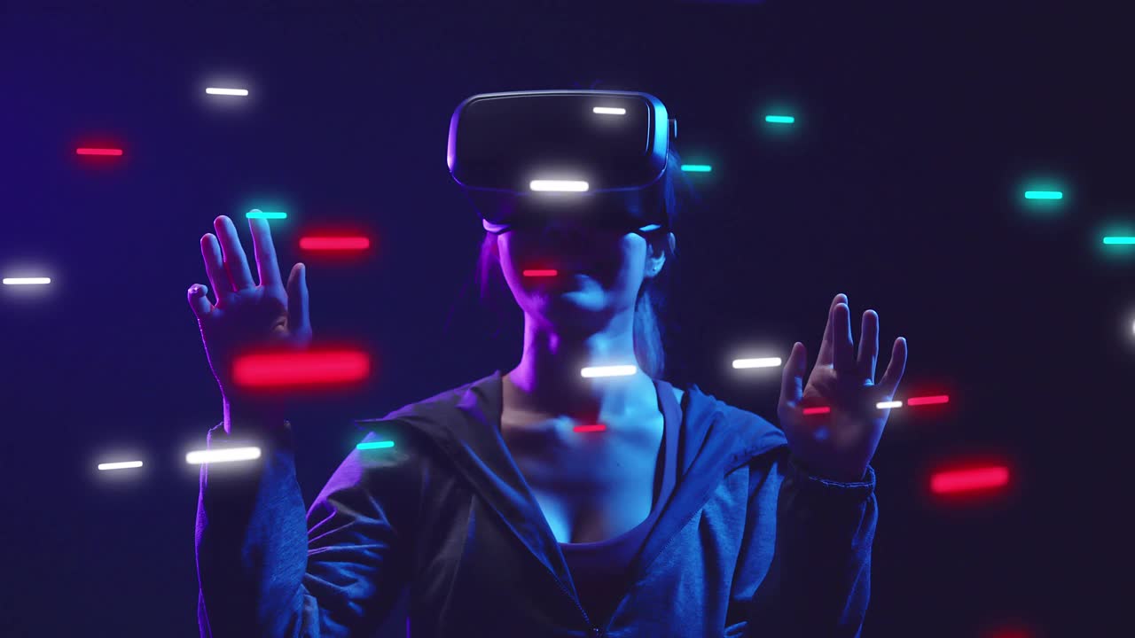虚拟现实游戏，女性虚拟现实技术游戏，用VR护目镜控制未来数字技术视频素材