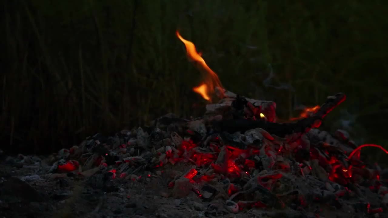 太阳落山时火堆里的火炭，时间循环，asmr视频素材