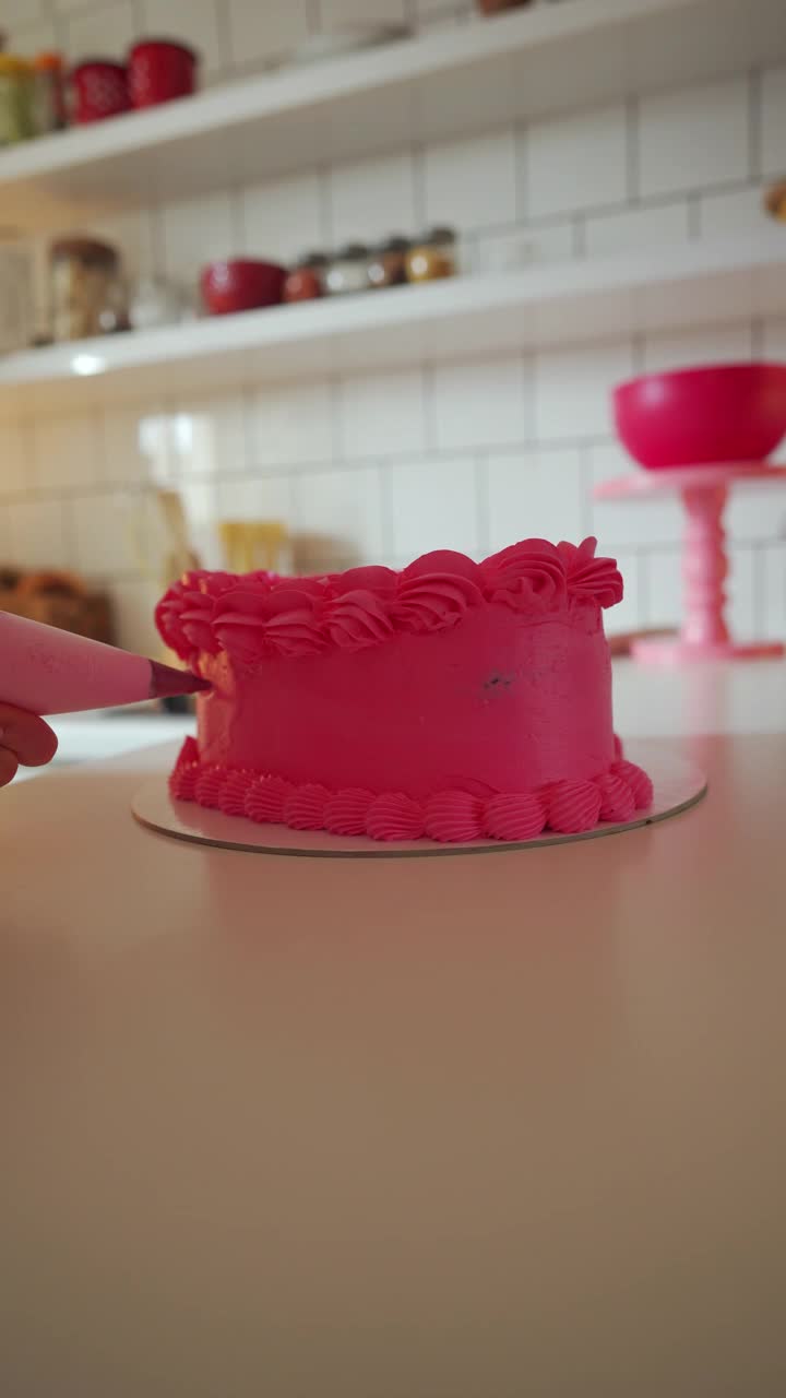 女士用手给粉红蛋糕上糖衣的特写-生日快乐!视频下载