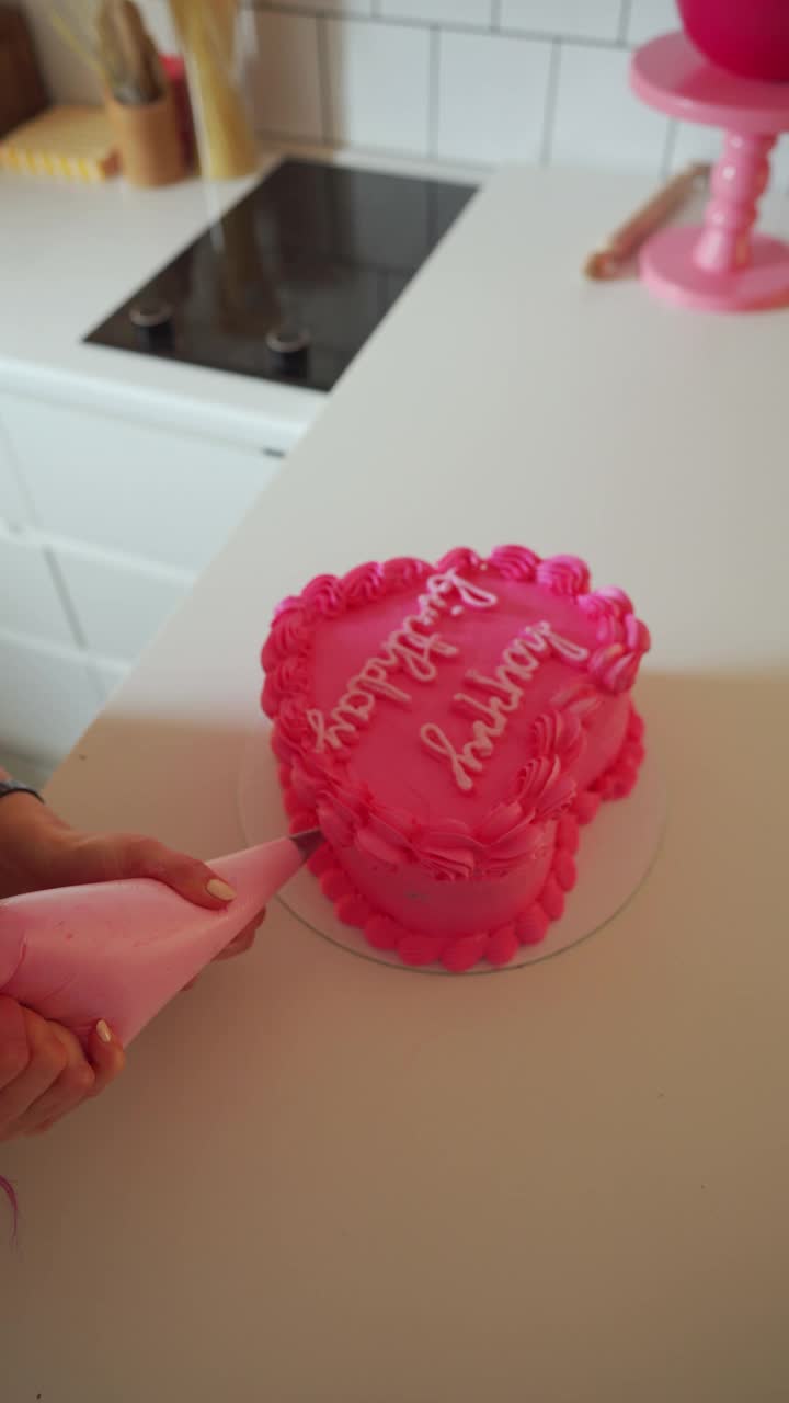 女士用手给粉红蛋糕上糖衣的特写-生日快乐!视频下载