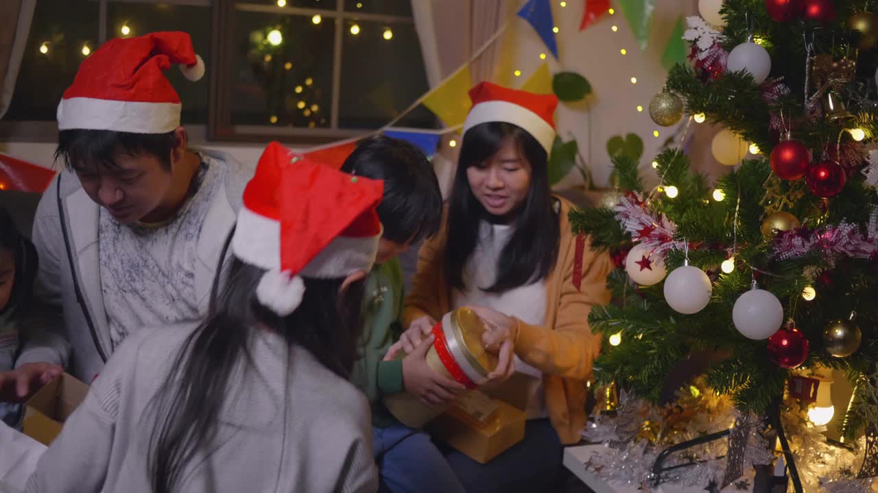 快乐的家庭和女儿享受圣诞礼物盒打开视频素材